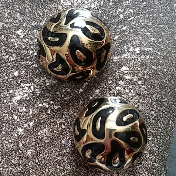 VINTAGE Oversized Gold Tone Artistic "RETRO" Design Dome Shaped Clip On Earrings - Picture 8 of 8